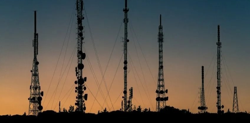 Torres de telecomunicações com antenas de micro-ondas ao entardecer